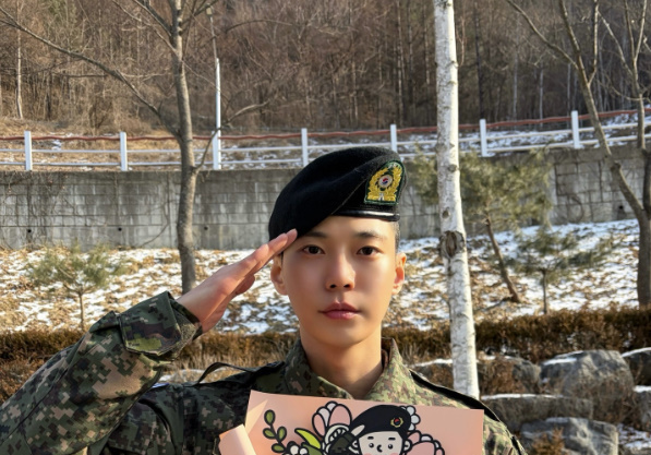 '현역 입대' NCT 도영, 기초군사훈련 마쳤다…늠름한 거수경례 [N샷]