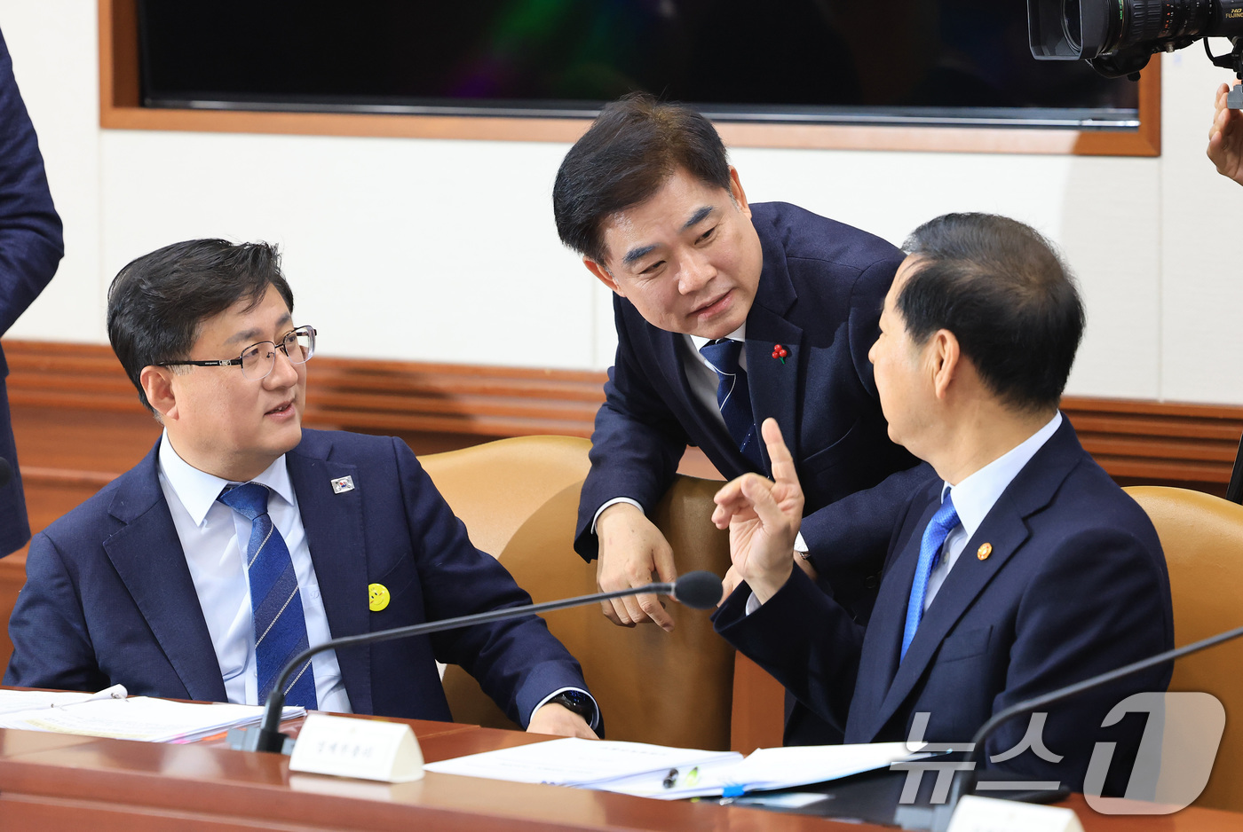 (서울=뉴스1) 임세영 기자 = 구윤철 경제부총리 겸 재정경제부 장관(오른쪽부터), 김병욱 대통령비서실 정무비서관, 김성환 기후에너지환경부 장관이 15일 서울 종로구 정부서울청사에 …