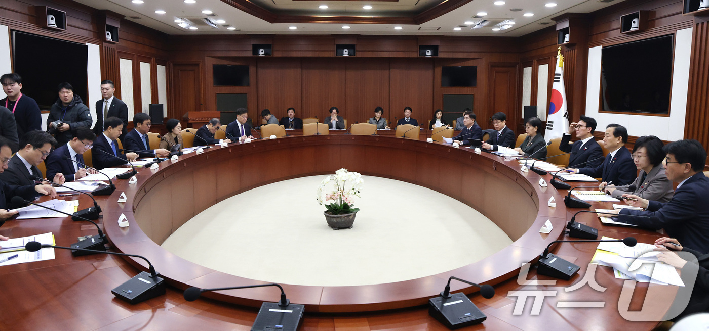 (서울=뉴스1) 임세영 기자 = 김민석 국무총리가 15일 서울 종로구 정부서울청사에서 열린 국가정책조정회의를 주재하고 있다. 2026.1.15/뉴스1