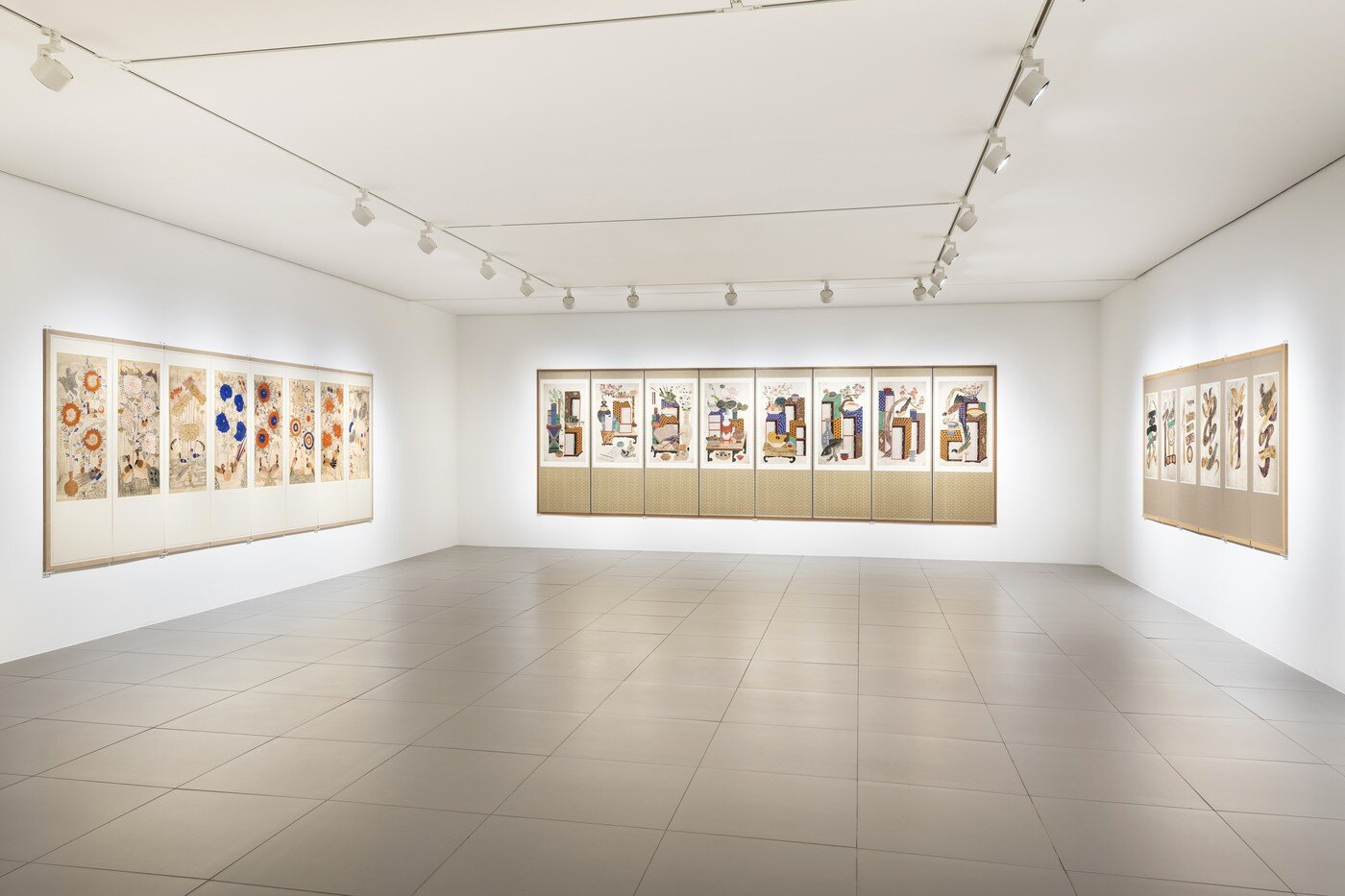 본문 이미지 - '장엄과 창의 한국 민화의 변주' 전시 전경 이미지, 갤러리현대, 서울, 2026_2층 (갤러리현대 제공)