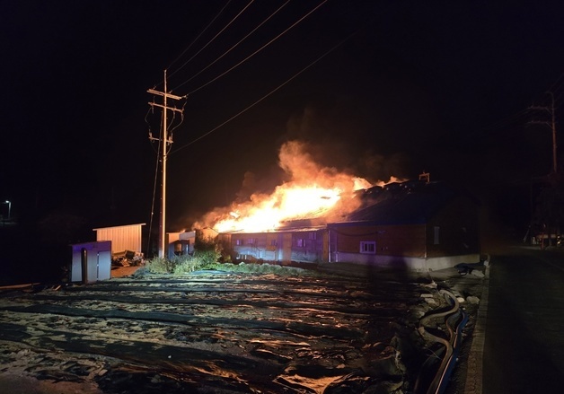 새벽 완도 김 건조장서 화재…소방당국 진화 중