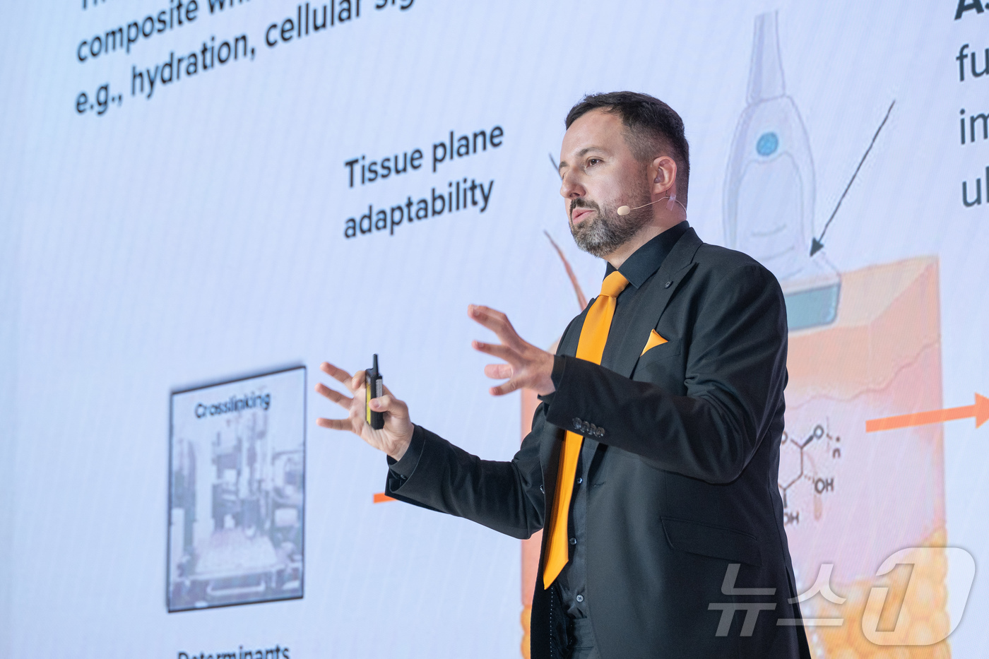 (서울=뉴스1) = 지난 14일 서울 강남구 삼성동에서 열린 벨로테로® 아시아퍼시픽(APAC) 행사에서 라도반 부키체비치 멀츠 에스테틱스 R&D 필러 제형 부문 총괄이 벨로테로®의 …