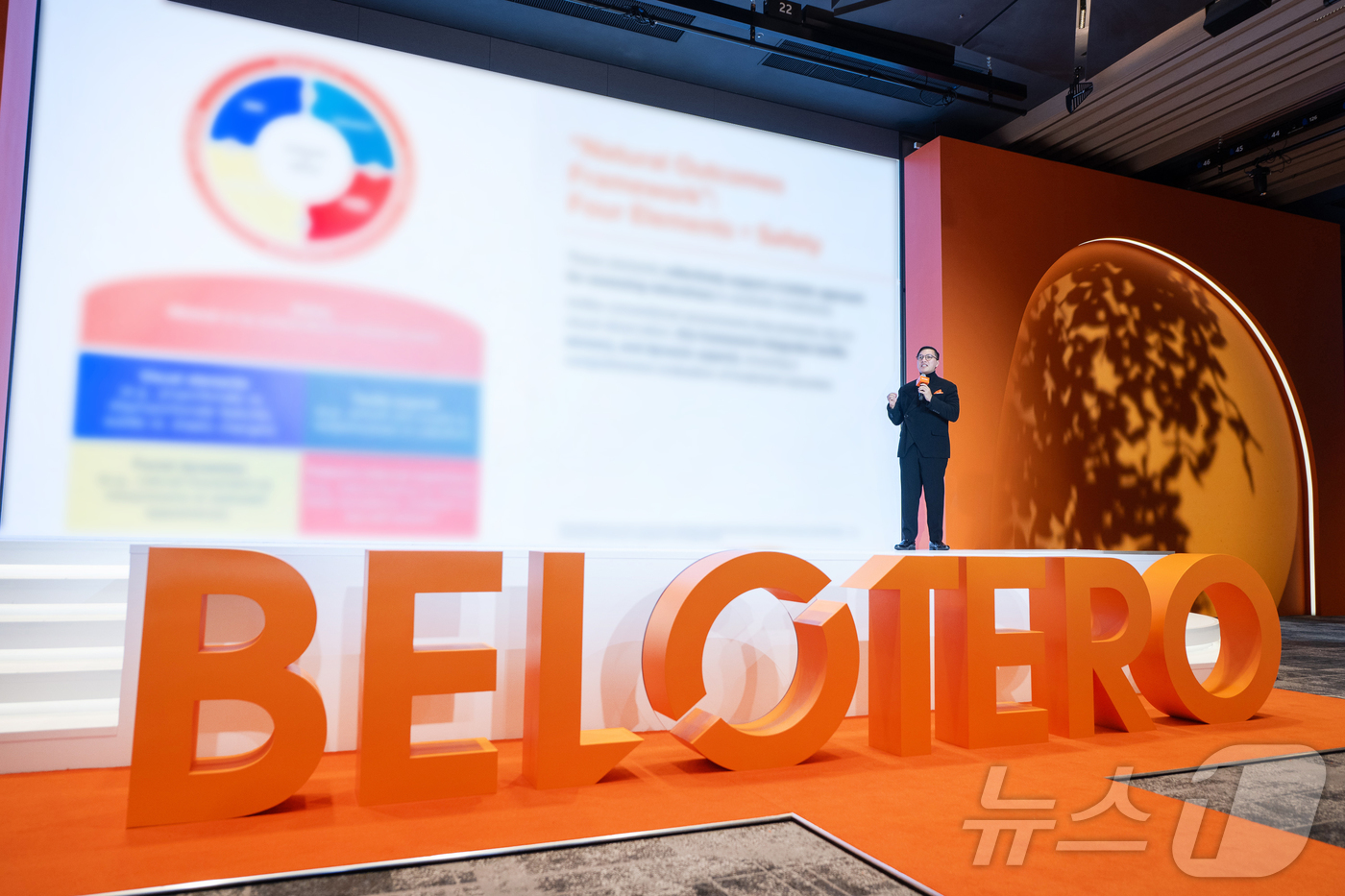 (서울=뉴스1) = 지난 14일 서울 강남구 삼성동에서 열린 벨로테로® 아시아퍼시픽(APAC) 행사에서 멀츠 에스테틱스의 APAC의 오웬 숭아(Owen Sunga) 과학∙임상 서비 …