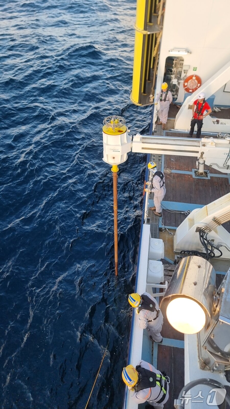 본문 이미지 - 탐해3호가 서태평양 해저 희토류 유망지점에서 피스톤 코어링 시추를 진행하고 있다.(지질연 제공)/뉴스1