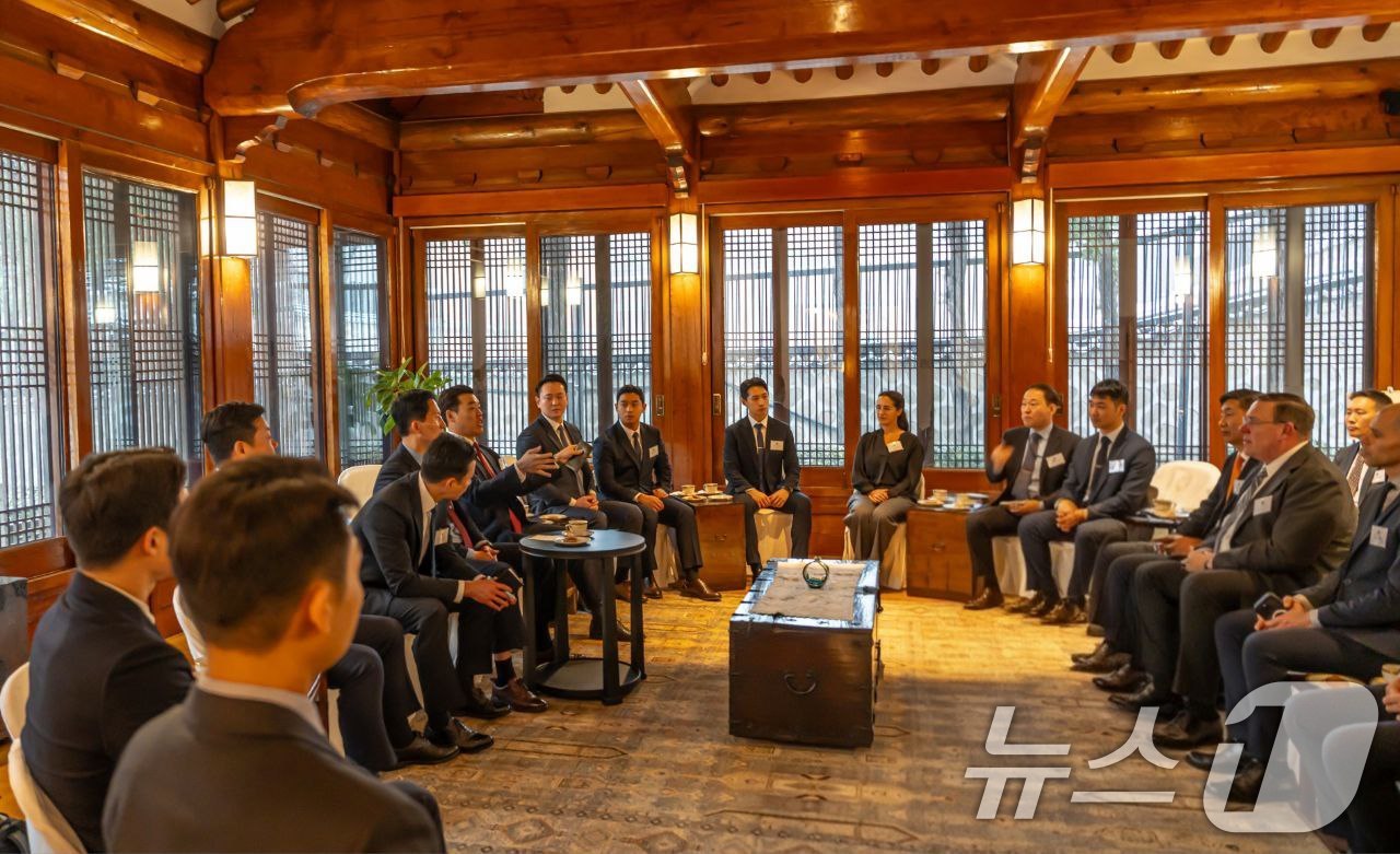 (서울=뉴스1) 이재명 기자 = 지난 12일 미국대사관저에서 열린 대통령경호처 초청 리셉션에서 미국대사관과 경호처 직원들이 실무 협력 회의를 진행하고 있다. (대통령경호처 제공. …