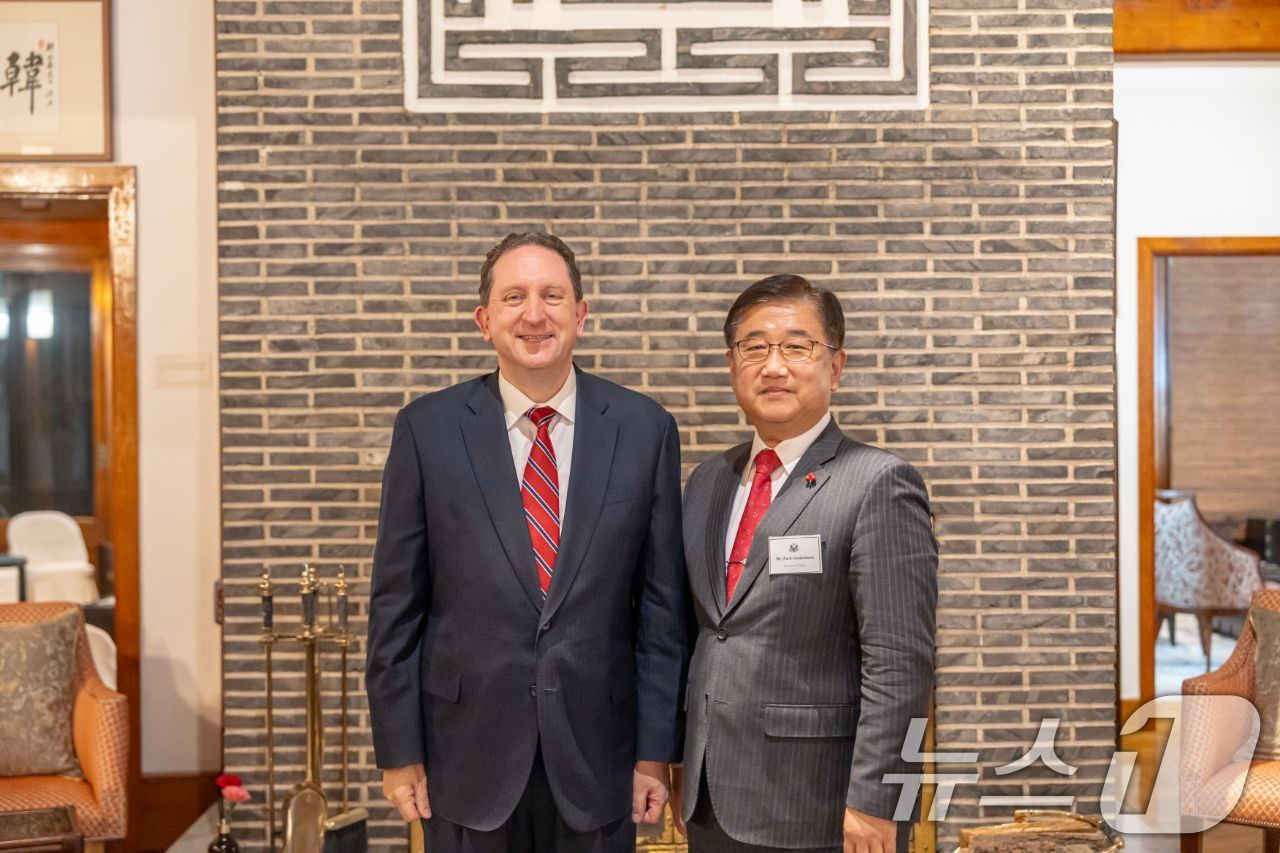 (서울=뉴스1) 이재명 기자 = 박관천 대통령경호처 정책관(오른쪽)과 제임스 R. 헬러 주한미국대사관 대사대리가 지난 12일 미국대사관저에서 열린 대통령경호처 초청 리셉션에서 기념 …