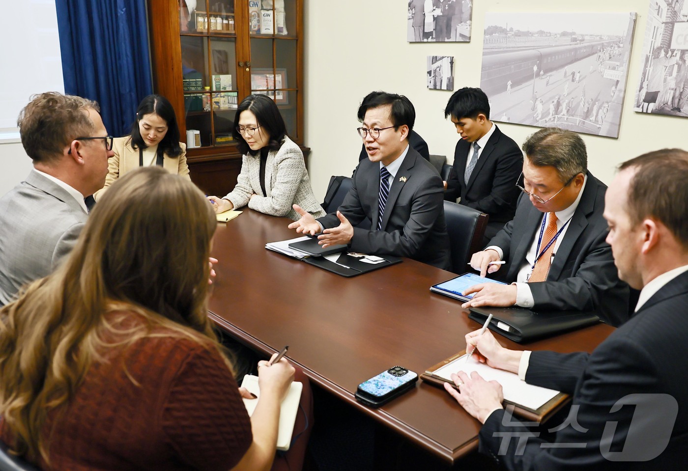 (서울=뉴스1) = 여한구 산업통상부 통상교섭본부장이 14일 미국 워싱턴 D.C. 의회에서 에이드리언 스미스 미국 의회 무역 소위원회 위원장(하원의원)과 면담을 갖고있다. (산업통 …