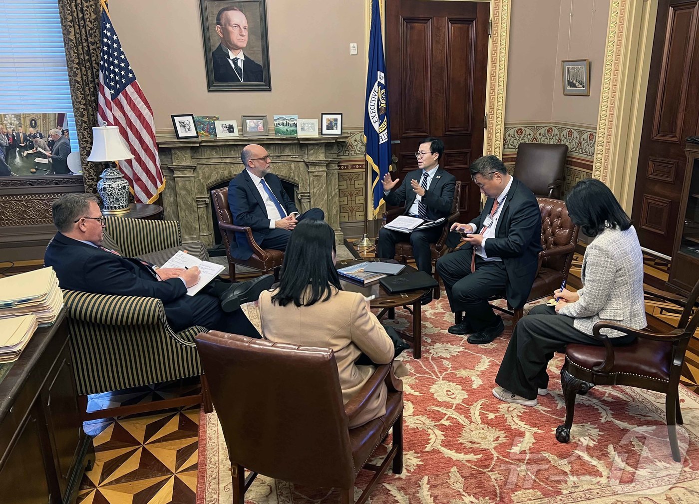 (서울=뉴스1) = 여한구 산업통상부 통상교섭본부장이 14일 미국 워싱턴 D.C. 백악관에서 러셀 바우트 백악관 관리예산실  국장과 면담을 갖고있다. (산업통상부 제공. 재판매 및 …