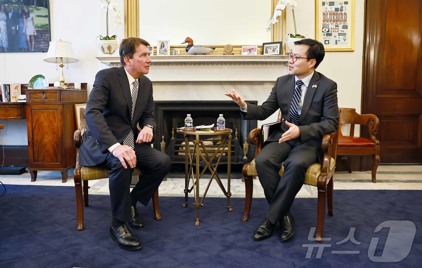 (서울=뉴스1) = 여한구 산업통상부 통상교섭본부장이 14일 미국 워싱턴 D.C. 의회에서 빌 해거티 상원의원과 면담을 갖고있다. (산업통상부 제공. 재판매 및 DB 금지)  20 …