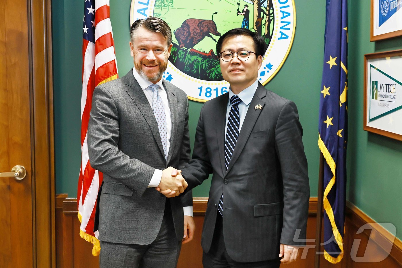 (서울=뉴스1) = 여한구 산업통상부 통상교섭본부장이 14일 미국 워싱턴 D.C. 의회에서 토드 영 상원의원과 면담 후 기념촬영을 하고 있다. (산업통상부 제공. 재판매 및 DB …