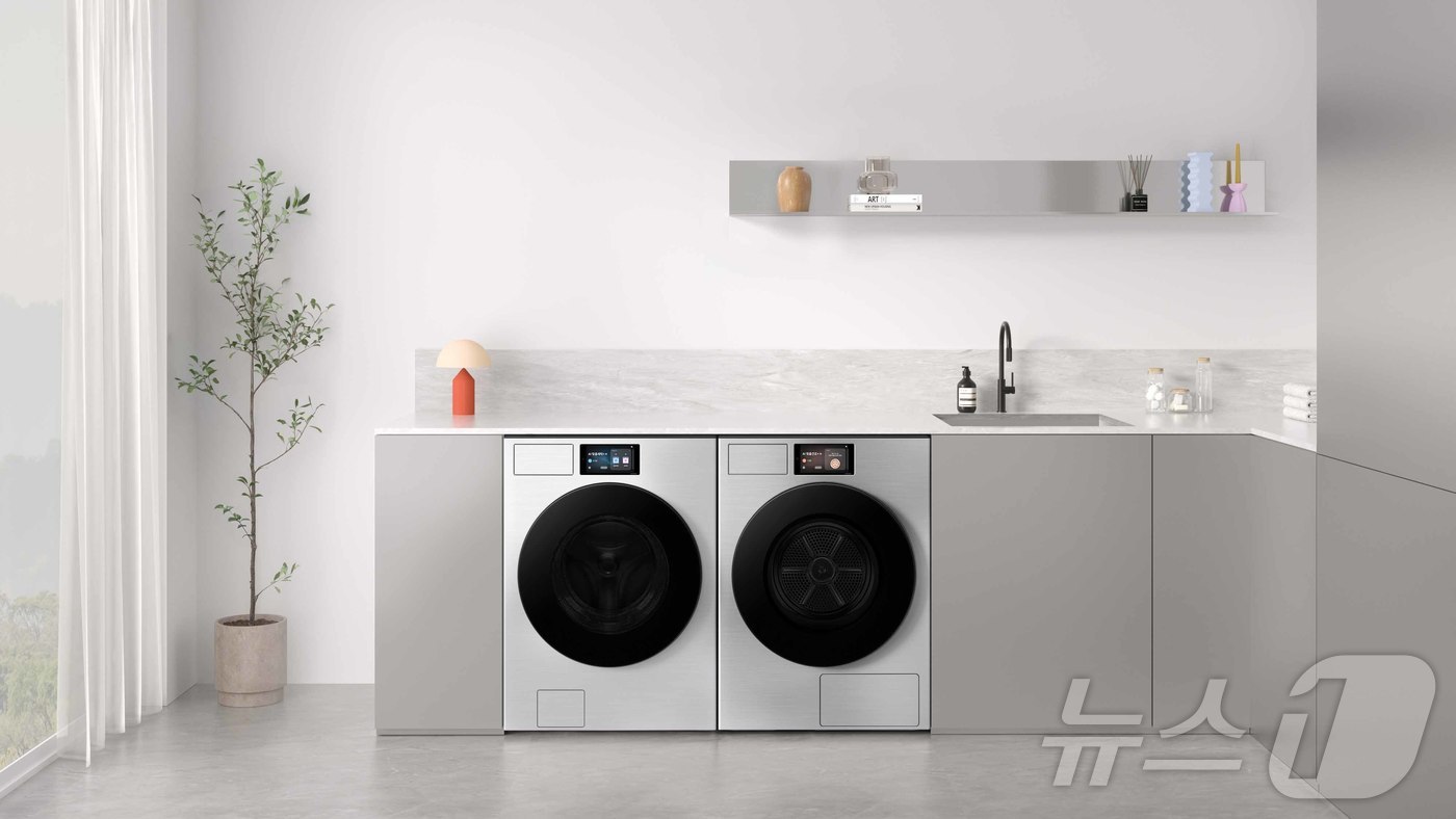 (서울=뉴스1) = 삼성전자의 차세대 의류 건조 기술 연구가 미국 '에너지부(DOE)'의 공식 지원 과제로 선정됐다고 15일 밝혔다. 사진은 비스포크 AI 세탁기와 건조기 제품 이 …