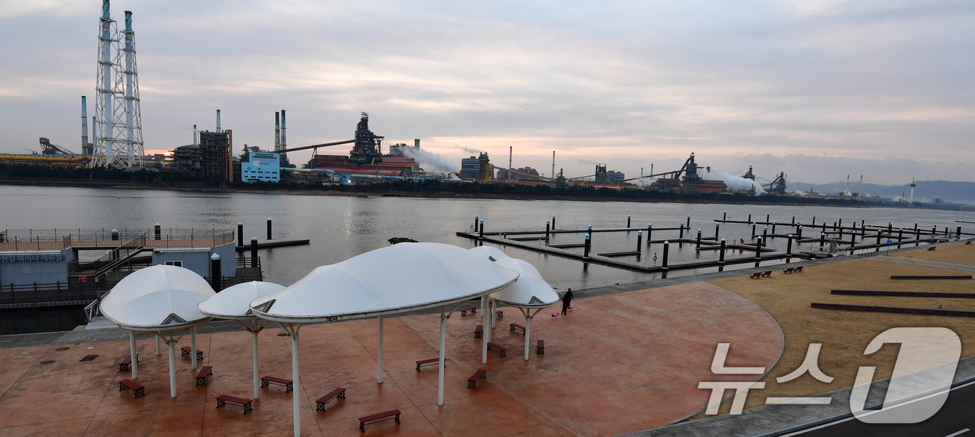 (포항=뉴스1) 최창호 기자 = 15일 경북 포항시 남구 형산강 마리나 계류장이 준공된 지 2년이 지났지만, 단 척의 요트도 정박하지 못한 채 방치되고 있다.포항시의회는 정책 결정 …