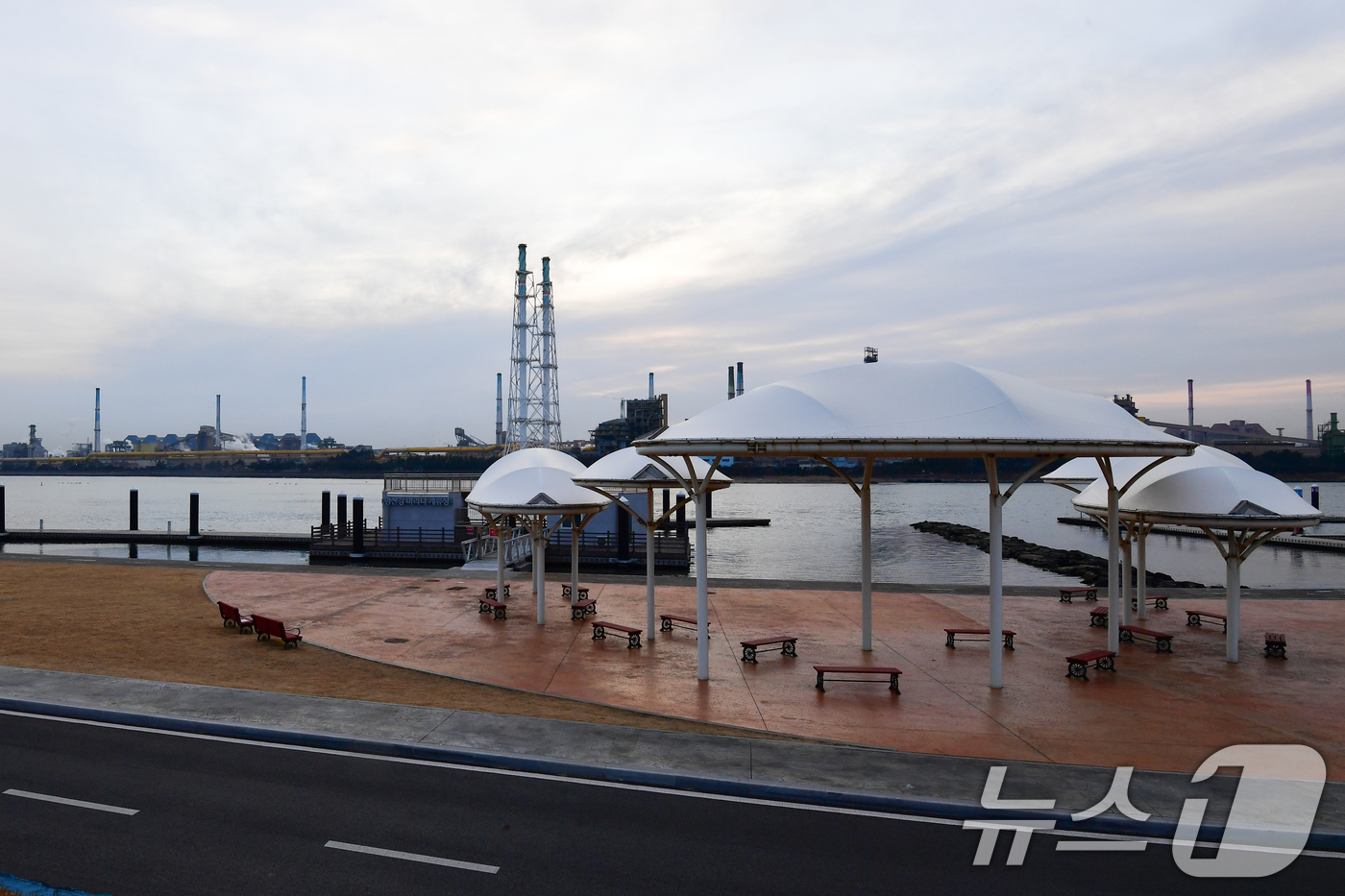 (포항=뉴스1) 최창호 기자 = 15일 경북 포항시 남구 형산강 마리나 계류장이 준공된 지 2년이 지났지만, 단 척의 요트도 정박하지 못한 채 방치되고 있다.포항시의회는 정책 결정 …