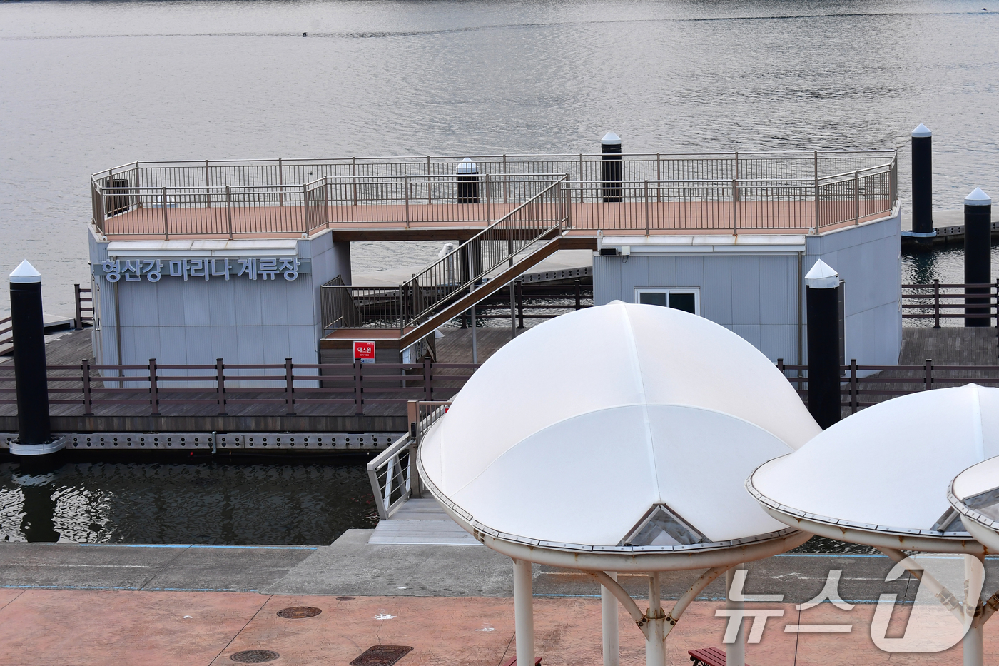 (포항=뉴스1) 최창호 기자 = 15일 경북 포항시 남구 형산강 마리나 계류장이 준공된 지 2년이 지났지만, 단 척의 요트도 정박하지 못한 채 방치되고 있다.포항시의회는 정책 결정 …