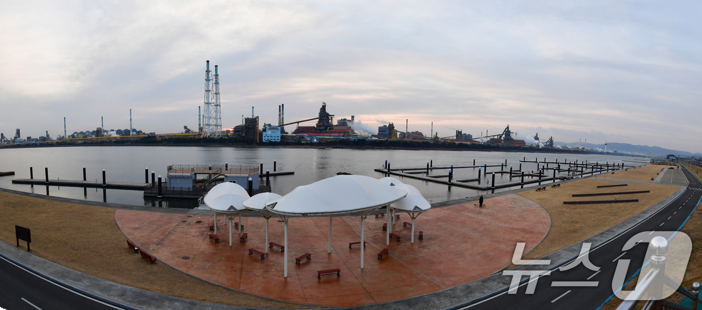 (포항=뉴스1) 최창호 기자 = 15일 경북 포항시 남구 형산강 마리나 계류장이 준공된 지 2년이 지났지만, 단 척의 요트도 정박하지 못한 채 방치되고 있다.포항시의회는 정책 결정 …