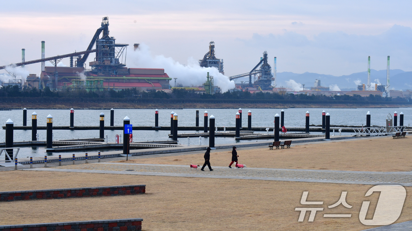 (포항=뉴스1) 최창호 기자 = 15일 경북 포항시 남구 형산강 마리나 계류장이 준공된 지 2년이 지났지만, 단 척의 요트도 정박하지 못한 채 방치되고 있는 가운데 아침 산책 나온 …