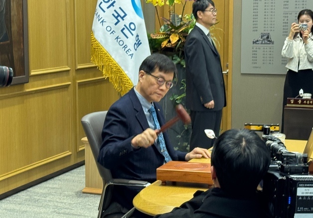 이창용 '굳은 표정'…금통위, 기준금리 '5연속 동결' 유력
