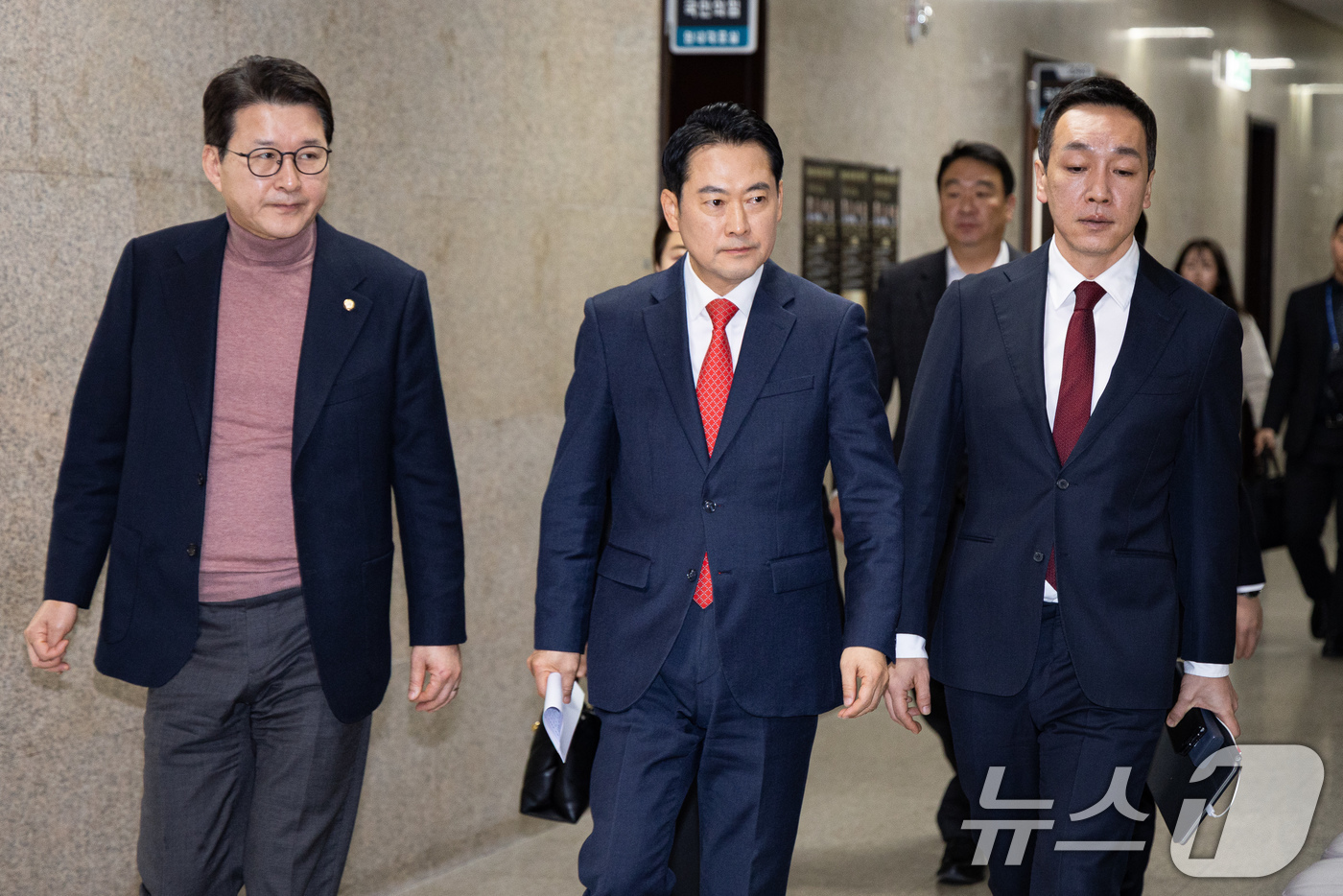 (서울=뉴스1) 유승관 기자 = 장동혁 국민의힘 대표가 15일 서울 여의도 국회에서 열린 최고위원회의에 참석하고 있다. 2026.1.15/뉴스1