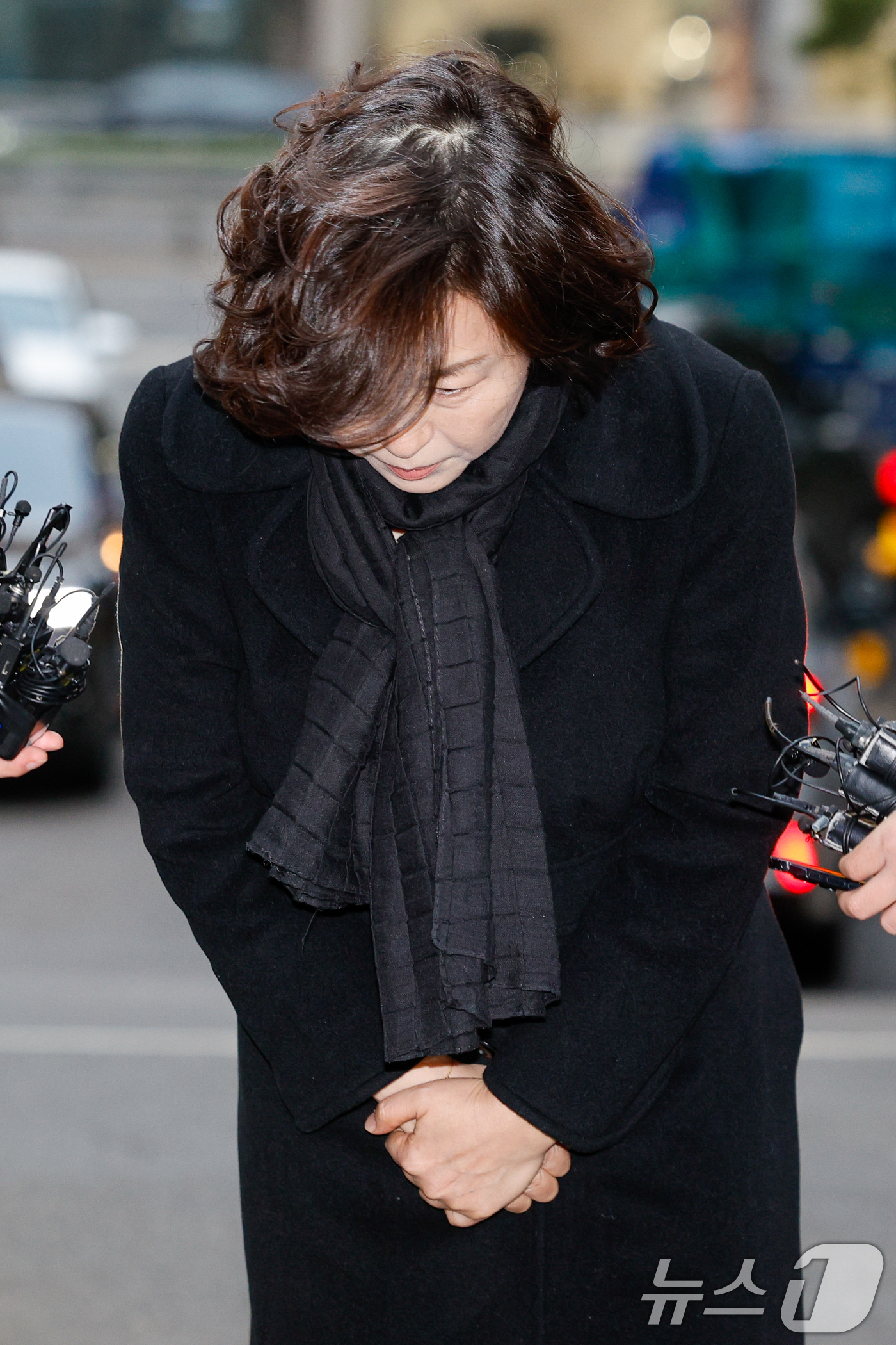 (서울=뉴스1) 안은나 기자 = '공천 헌금' 의혹을 받는 김경 서울시의원이 15일 오전 서울 마포구 공공범죄수사대에서 경찰 조사를 받기 전 "국민께 심려 끼쳐 죄송하다"며 고개를 …