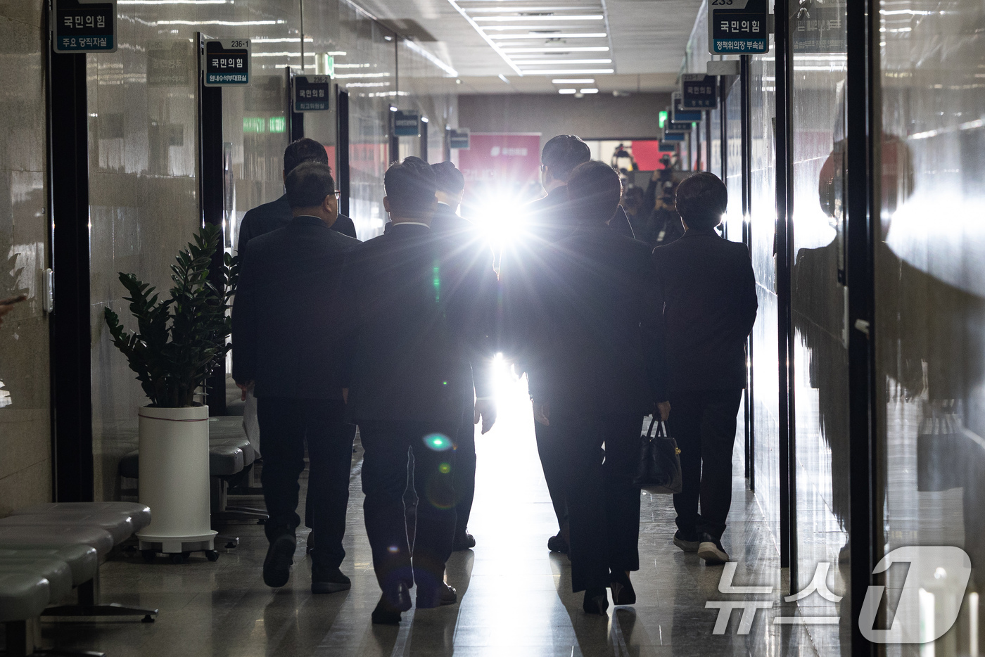 (서울=뉴스1) 유승관 기자 = 장동혁 국민의힘 대표가 15일 서울 여의도 국회에서 열린 최고위원회의에 참석하고 있다. 2026.1.15/뉴스1