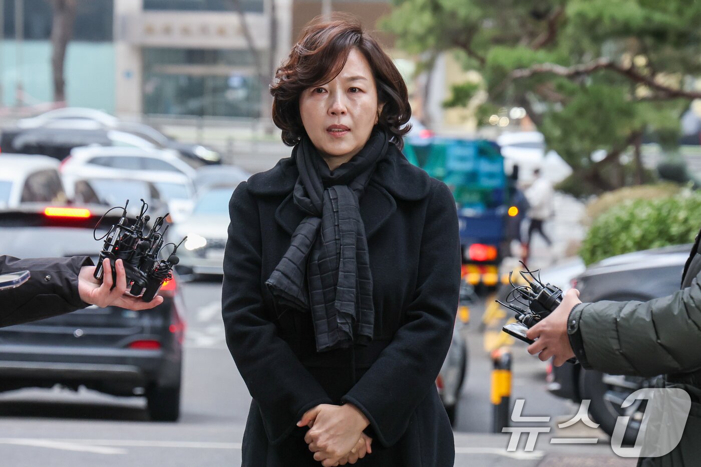 본문 이미지 - '공천 헌금' 의혹을 받는 김경 서울시의원이 15일 오전 마포구 서울경찰청 광역수사단 공공범죄수사대에서 피의자 신분으로 경찰 조사를 받기 전 취재진 질문에 답하고 있다. 2026.1.15/뉴스1 ⓒ News1 안은나 기자