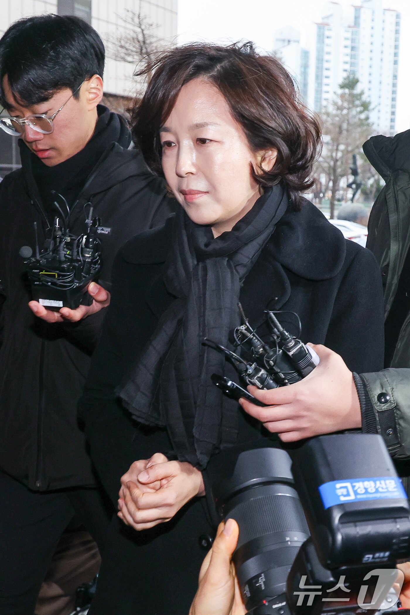 본문 이미지 - '공천 헌금' 의혹을 받는 김경 서울시의원이 15일 오전 마포구 서울경찰청 광역수사단 공공범죄수사대에서 피의자 신분으로 경찰 조사를 받기 위해 입장하고 있다. 2026.1.15/뉴스1 ⓒ News1 안은나 기자