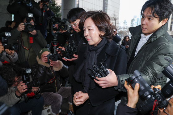 경찰 조사 향하는 김경 서울시의원