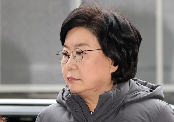 출근하는 이혜훈 장관 후보자 '굳은 표정'