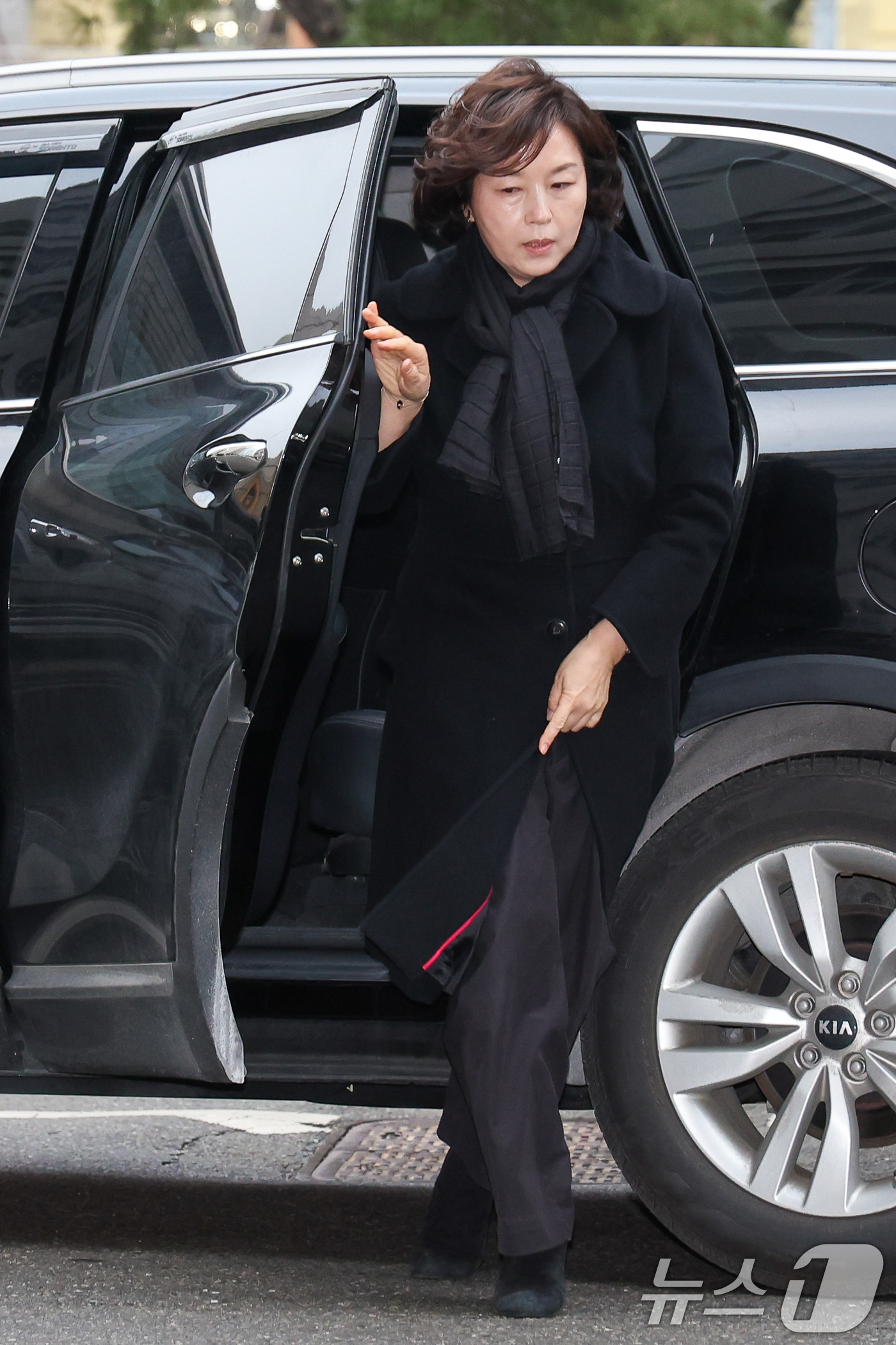 (서울=뉴스1) 안은나 기자 = '공천 헌금' 의혹을 받는 김경 서울시의원이 15일 오전 마포구 서울경찰청 광역수사단 공공범죄수사대에서 피의자 신분으로 경찰 조사를 받기 위해 차에 …