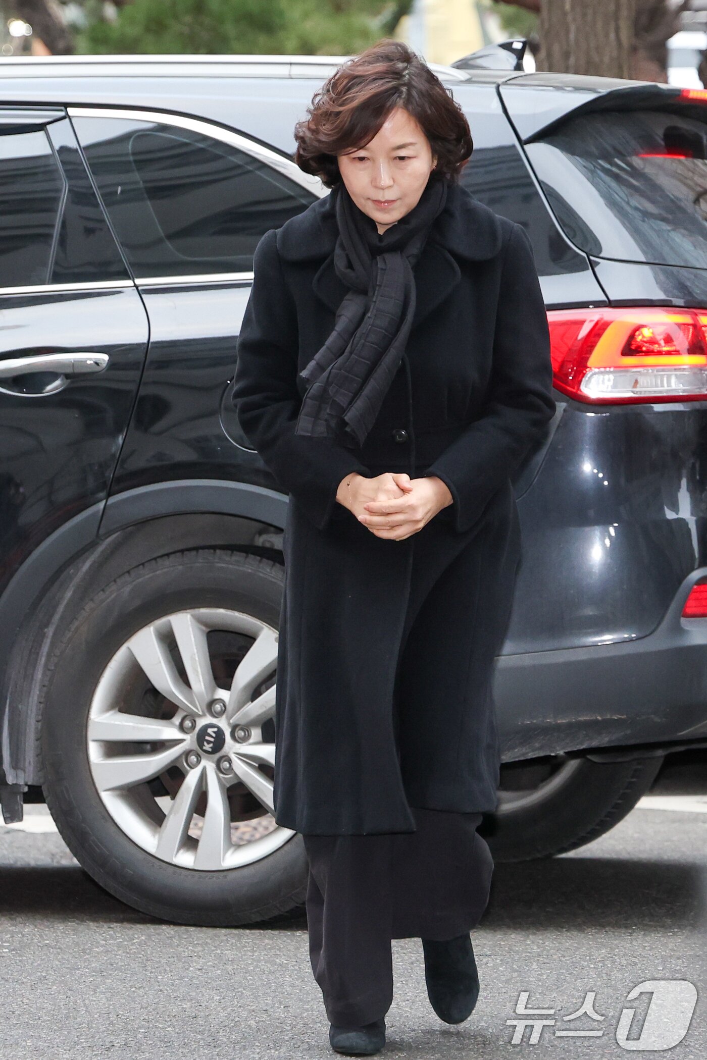 본문 이미지 - '공천 헌금' 의혹을 받는 김경 서울시의원이 15일 오전 마포구 서울경찰청 광역수사단 공공범죄수사대에서 피의자 신분으로 경찰 조사를 받기 위해 차에서 내려 청사로 향하고 있다. 2026.1.15/뉴스1 ⓒ News1 안은나 기자
