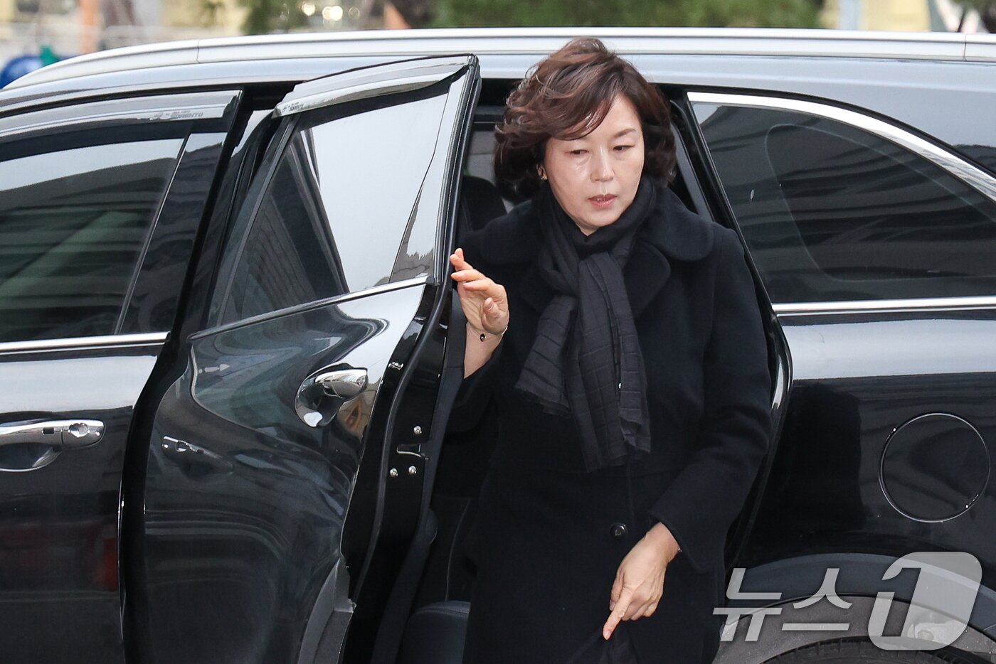 본문 이미지 - '공천 헌금' 의혹을 받는 김경 서울시의원이 15일 오전 마포구 서울경찰청 광역수사단 공공범죄수사대에서 피의자 신분으로 경찰 조사를 받기 위해 차에서 내리고 있다. 2026.1.15/뉴스1 ⓒ News1 안은나 기자