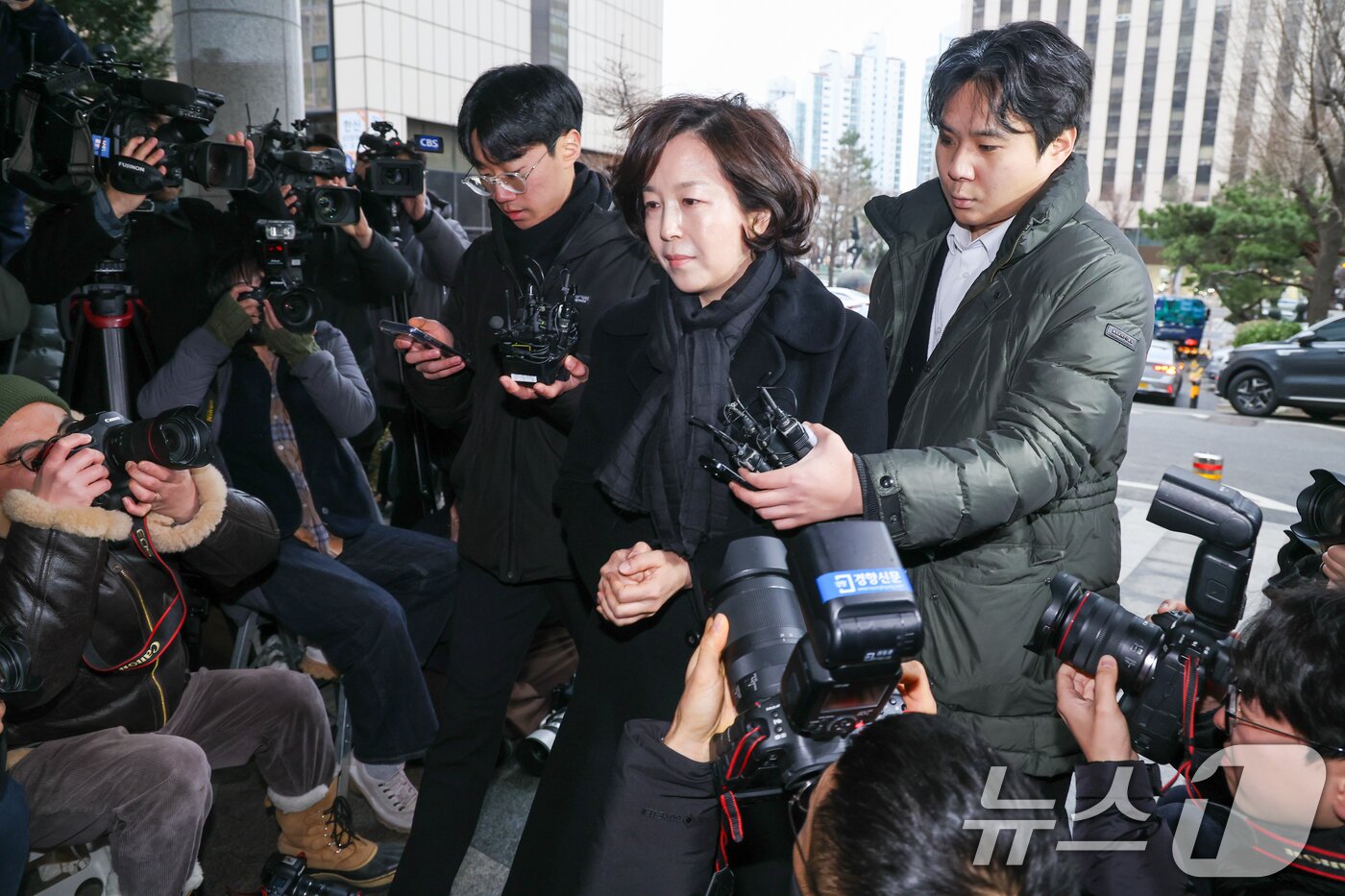 본문 이미지 - '공천 헌금' 의혹을 받는 김경 서울시의원이 15일 오전 마포구 서울경찰청 광역수사단 공공범죄수사대에서 피의자 신분으로 경찰 조사를 받기 위해 입장하고 있다. 2026.1.15/뉴스1 ⓒ News1 안은나 기자