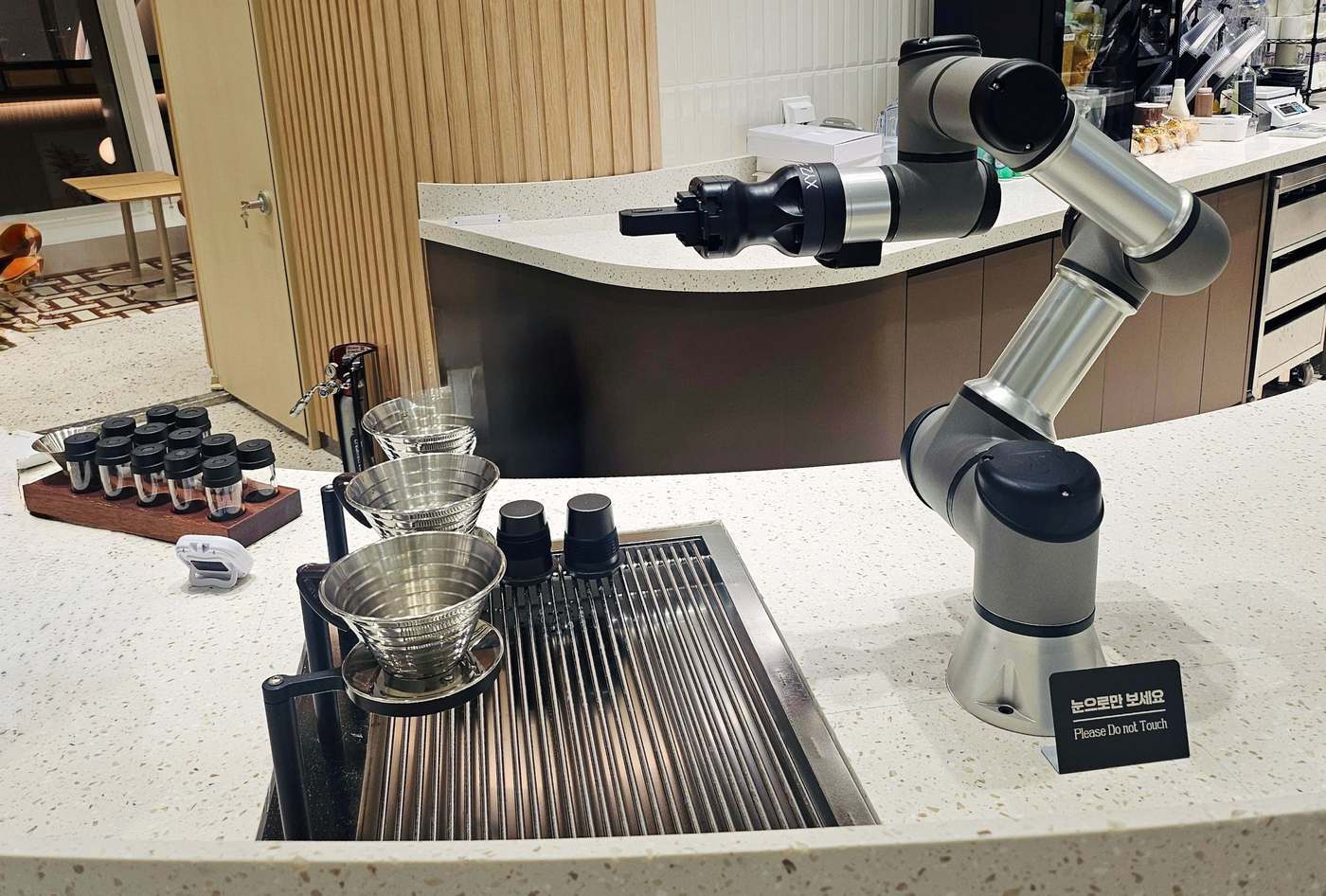 본문 이미지 - 엔제리너스 인천공항 스마트카페의 바리스타 로봇 '바리스 드립' 모습