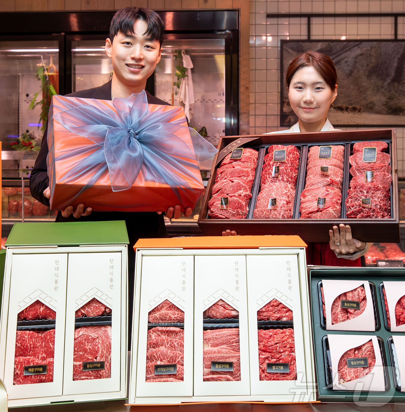 (서울=뉴스1) = 현대백화점은 이번 설 한우 선물세트를 역대 최대 규모인 총 10만여 세트로 확대해 선보인다고 15일 밝혔다. 사진은 서울 강남구 현대백화점 무역센터점에서 직원들 …