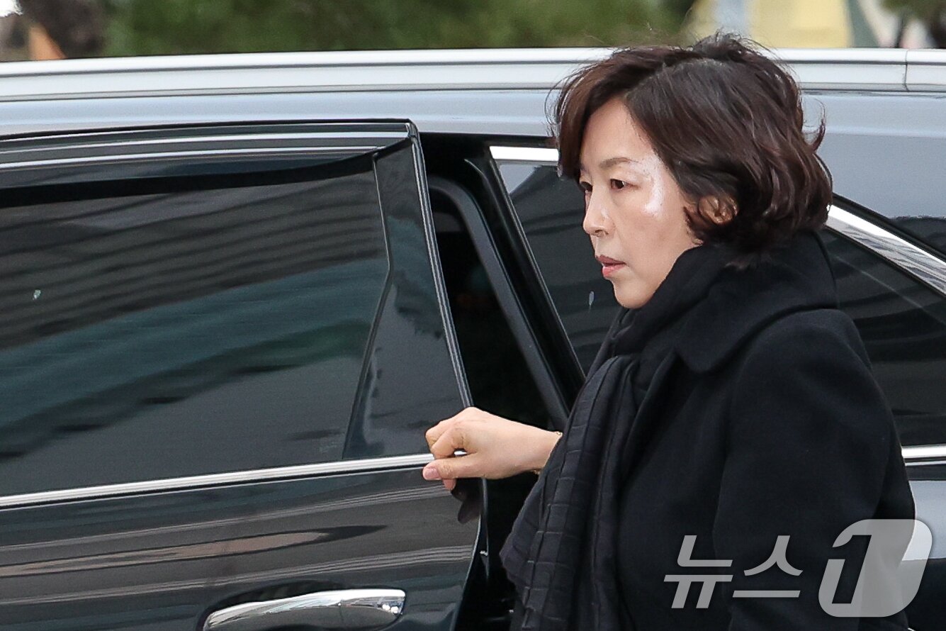 본문 이미지 - '공천 헌금' 의혹을 받는 김경 서울시의원이 15일 오전 마포구 서울경찰청 광역수사단 공공범죄수사대에서 피의자 신분으로 경찰 조사를 받기 위해 차에서 내리고 있다. 2026.1.15/뉴스1 ⓒ News1 안은나 기자