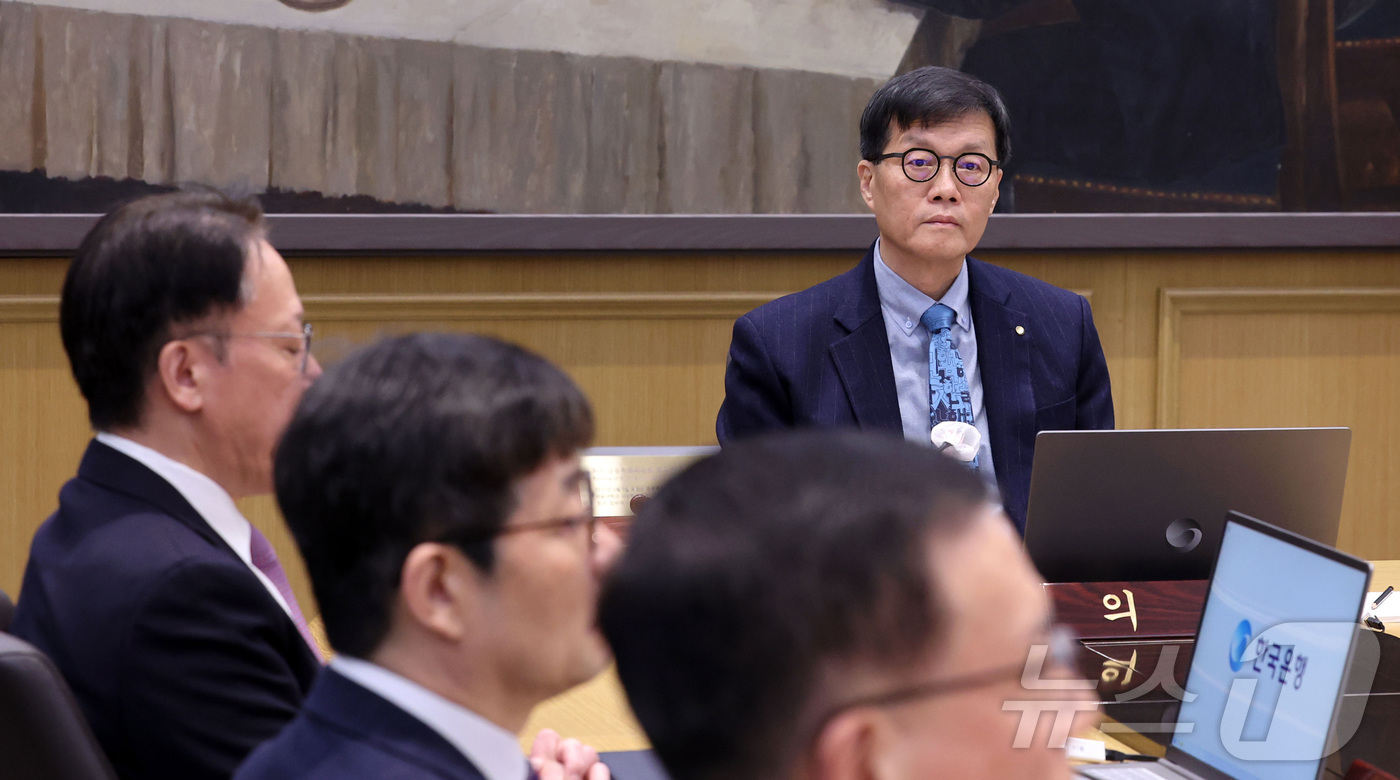 (서울=뉴스1) 김진환 기자 = 이창용 한국은행 총재가 15일 오전 서울 중구 한국은행 본관에서 열린 금융통화위원회 본회의를 주재하고 있다. (공동취재) 2026.1.15/뉴스1