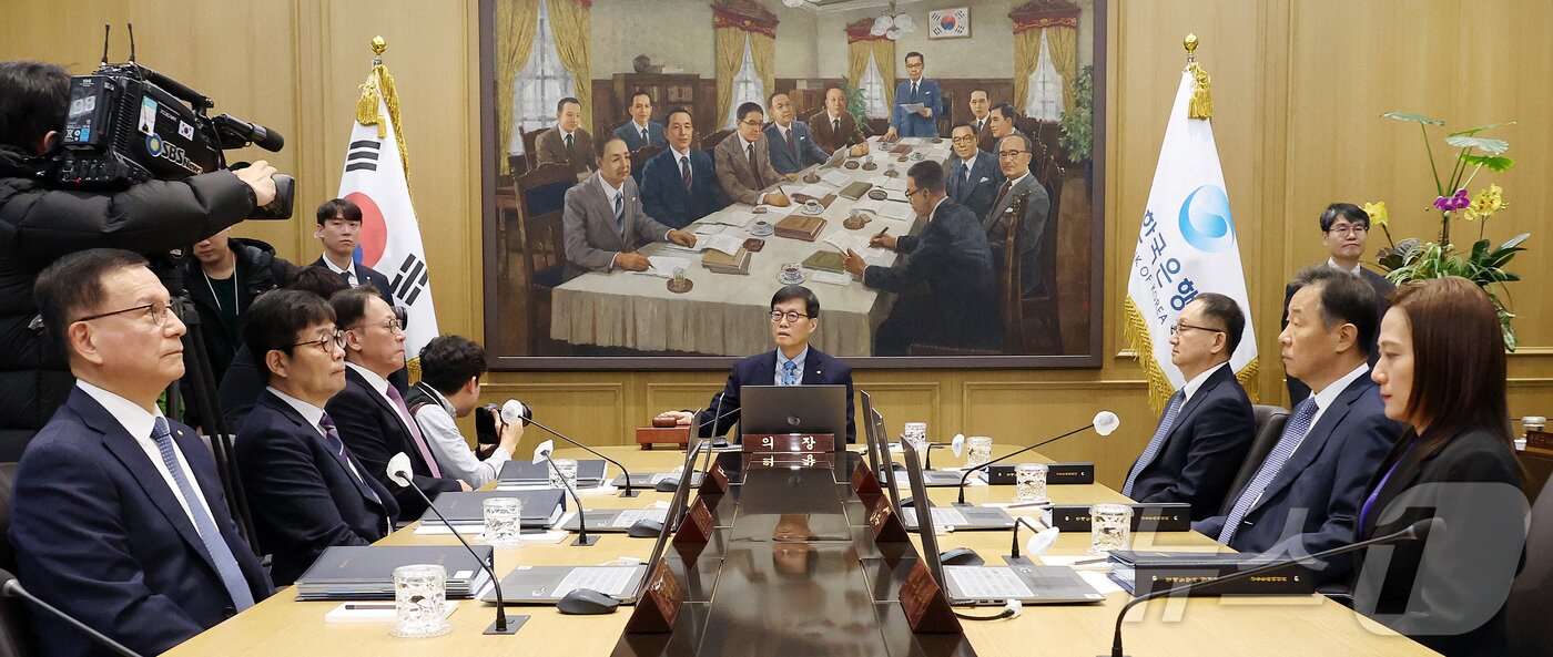 본문 이미지 - 이창용 한국은행 총재가 15일 오전 서울 중구 한국은행에서 열린 금융통화위원회 본회의를 주재하고 있다. (공동취재) 2026.1.15/뉴스1 ⓒ News1 김진환 기자