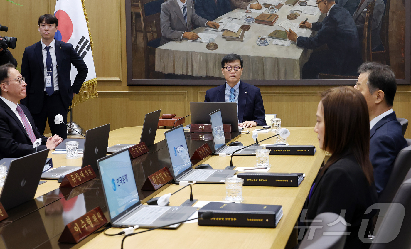 (서울=뉴스1) 김진환 기자 = 이창용 한국은행 총재가 15일 오전 서울 중구 한국은행에서 열린 금융통화위원회 본회의를 주재하고 있다. (공동취재) 2026.1.15/뉴스1