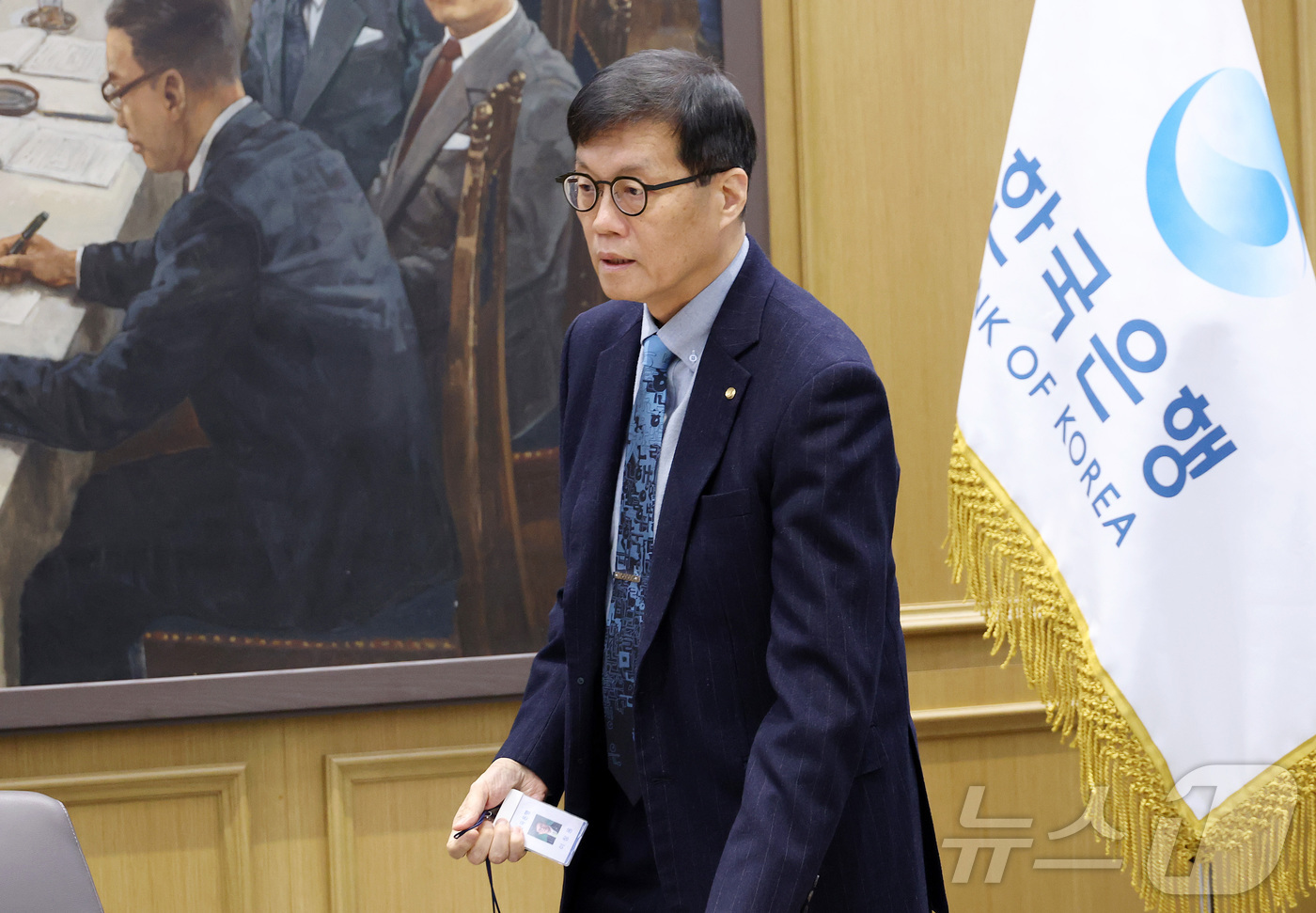 (서울=뉴스1) 김진환 기자 = 이창용 한국은행 총재가 15일 오전 서울 중구 한국은행에서 열린 금융통화위원회 본회의에 참석하고 있다. (공동취재) 2026.1.15/뉴스1