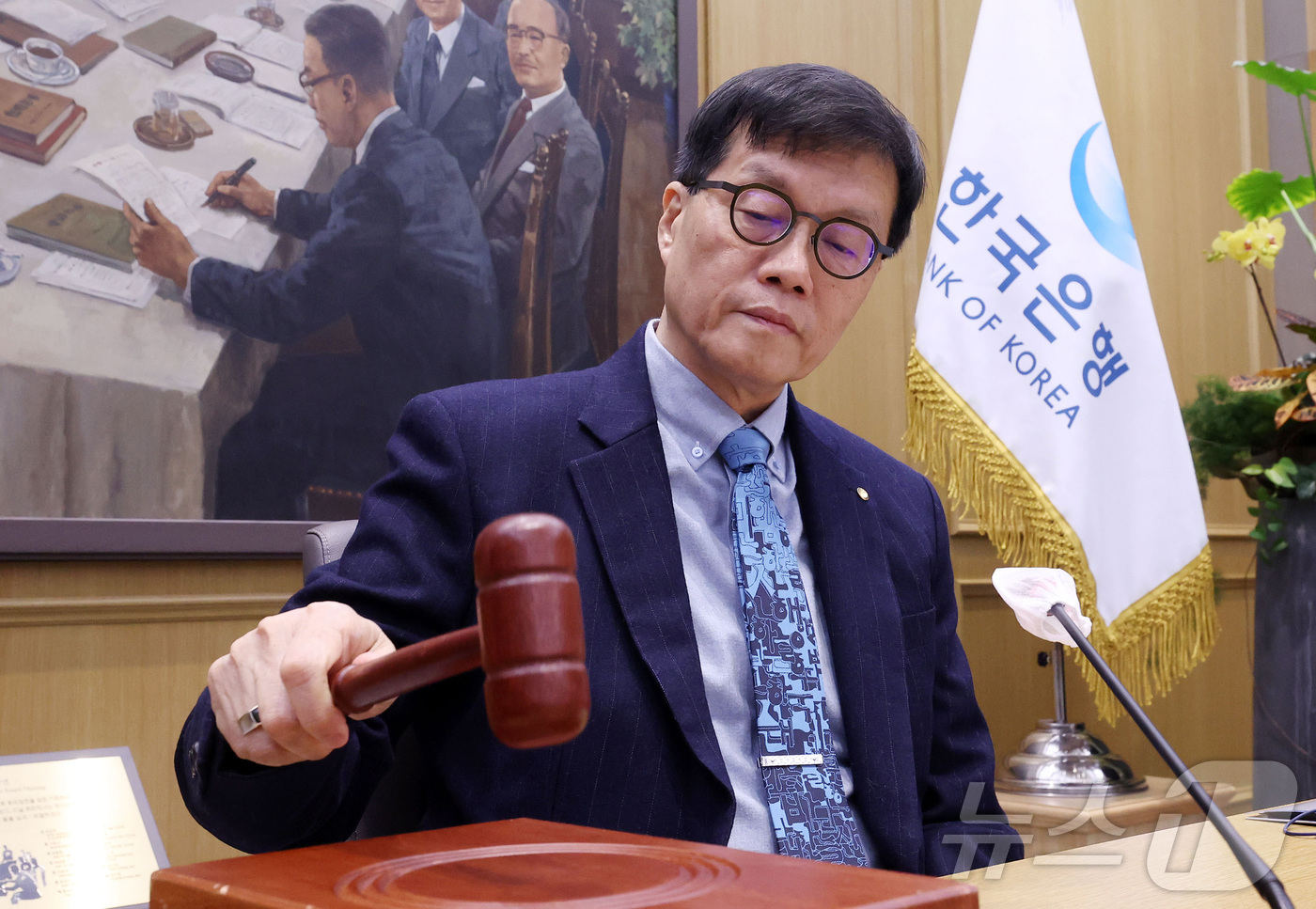 (서울=뉴스1) 김진환 기자 = 이창용 한국은행 총재가 15일 오전 서울 중구 한국은행 본관에서 열린 금융통화위원회 본회의에서 의사봉을 두드리고 있다. (공동취재) 2026.1.1 …