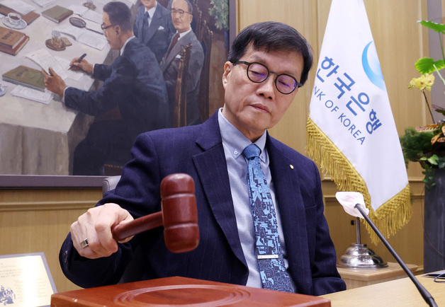 [속보] 이창용 "환율 상승, 펀더멘털 아닌 주식투자 등 쏠림 때문"