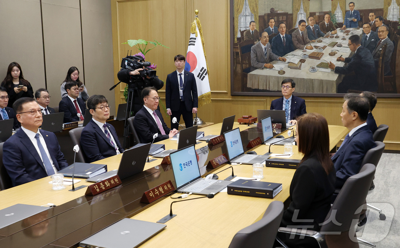(서울=뉴스1) 김진환 기자 = 이창용 한국은행 총재가 15일 오전 서울 중구 한국은행에서 열린 금융통화위원회 본회의를 주재하고 있다. (공동취재) 2026.1.15/뉴스1