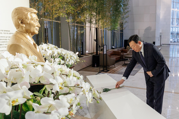 롯데 신동빈, 올해 경영 방침·중장기 전략 메시지는…상반기 VCM 개최