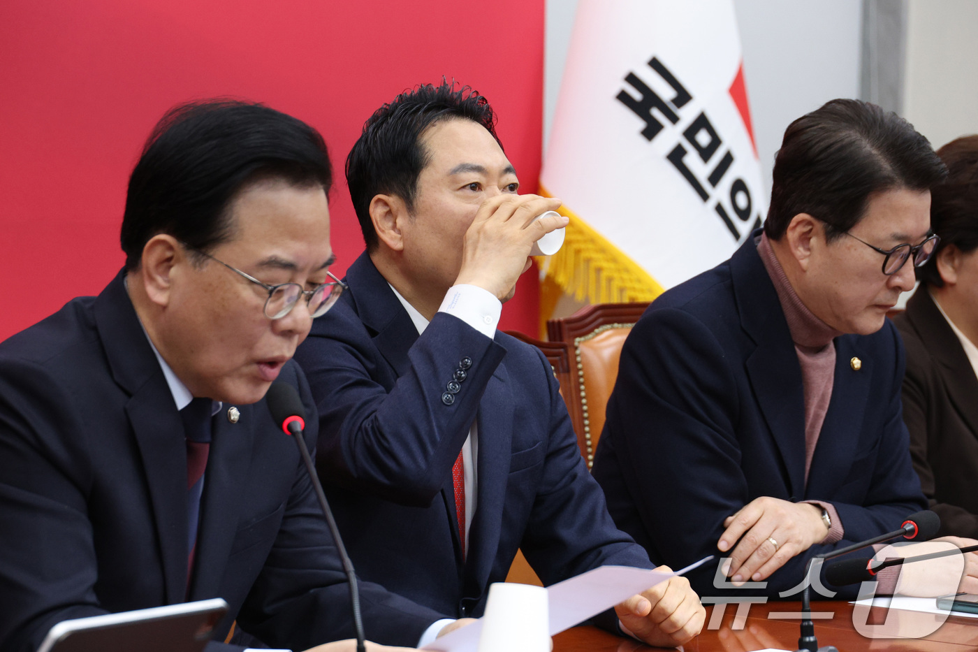 (서울=뉴스1) 신웅수 기자 = 장동혁 국민의힘 대표가 15일 서울 여의도 국회에서 열린 최고위원회의에서 목을 축이고 있다. 2026.1.15/뉴스1