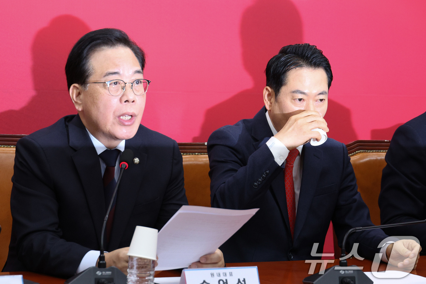 (서울=뉴스1) 신웅수 기자 = 장동혁 국민의힘 대표가 15일 서울 여의도 국회에서 열린 최고위원회의에서 목을 축이고 있다. 2026.1.15/뉴스1