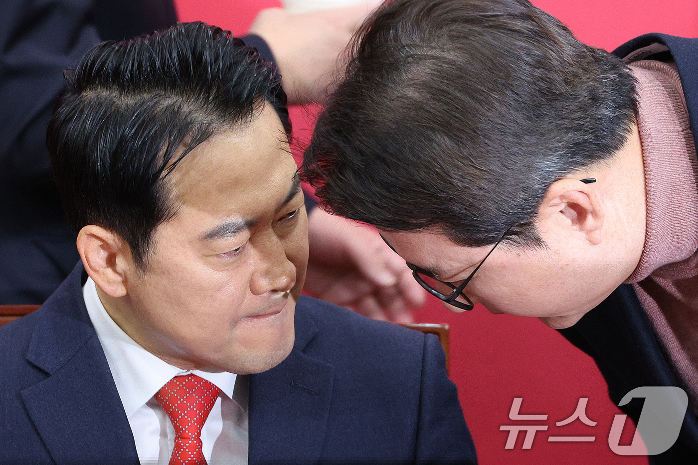 (서울=뉴스1) 신웅수 기자 = 장동혁 국민의힘 대표와 신동욱 최고위원이 15일 서울 여의도 국회에서 열린 최고위원회의에서 대화하고 있다. 2026.1.15/뉴스1