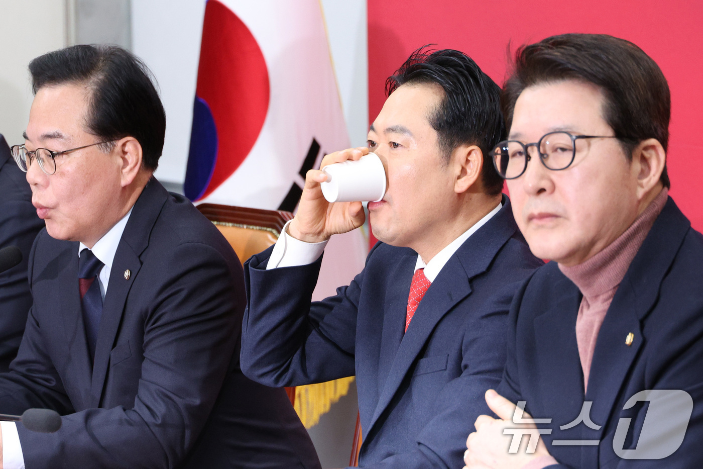 (서울=뉴스1) 신웅수 기자 = 장동혁 국민의힘 대표가 15일 서울 여의도 국회에서 열린 최고위원회의에서 목을 축이고 있다. 2026.1.15/뉴스1