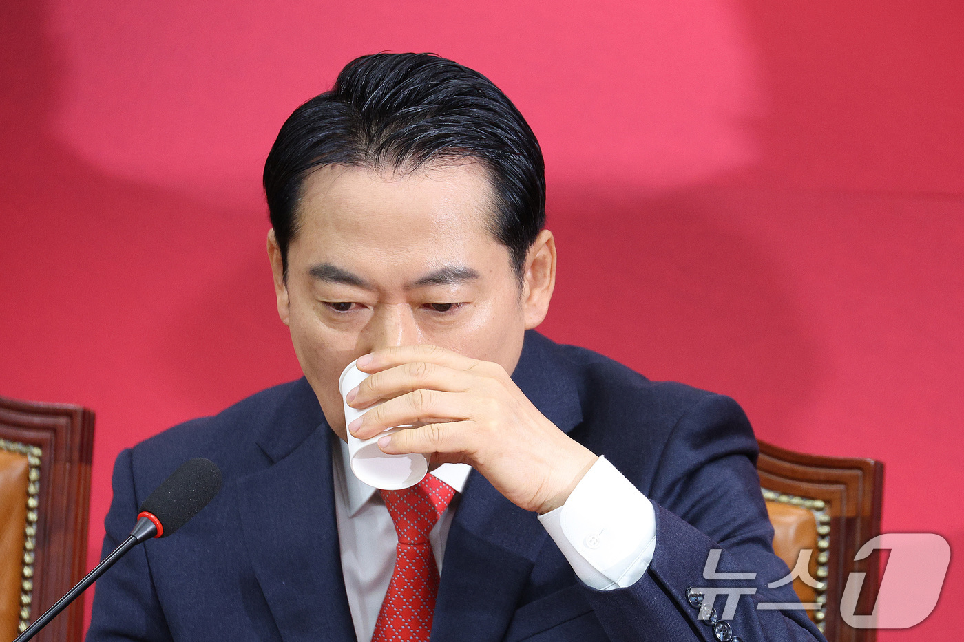 (서울=뉴스1) 신웅수 기자 = 장동혁 국민의힘 대표가 15일 서울 여의도 국회에서 열린 최고위원회의에서 목을 축이고 있다. 2026.1.15/뉴스1