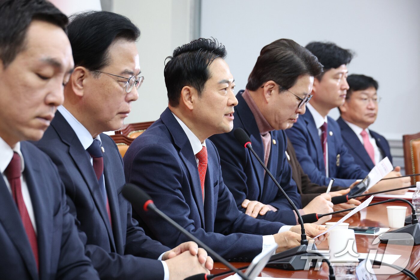 본문 이미지 - 장동혁 국민의힘 대표가 15일 서울 여의도 국회에서 열린 최고위원회의에서 발언하고 있다. 2026.1.15/뉴스1 ⓒ News1 신웅수 기자