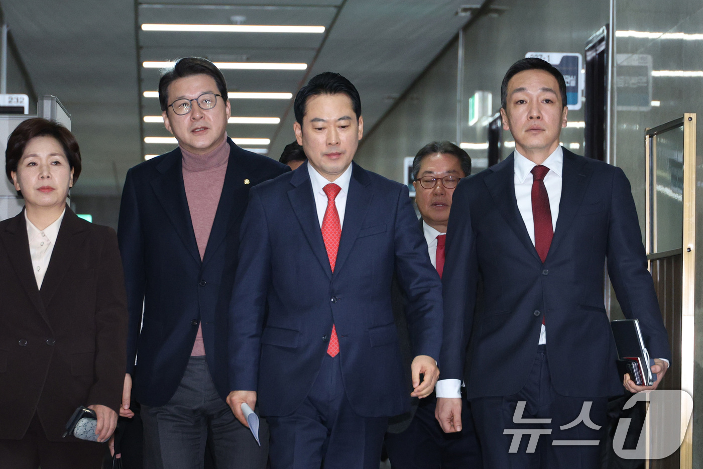 (서울=뉴스1) 신웅수 기자 = 장동혁 국민의힘 대표가 15일 서울 여의도 국회에서 열린 최고위원회의에 참석하고 있다. 2026.1.15/뉴스1